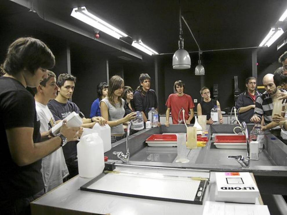 Alumnos del instituto de secundaria Los Enlaces, durante una de las clases prácticas de fotografía.