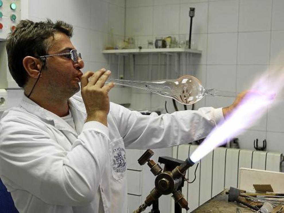 Javier Pérez hace una demostración de soplado de vidrio en el taller del servicio universitario.