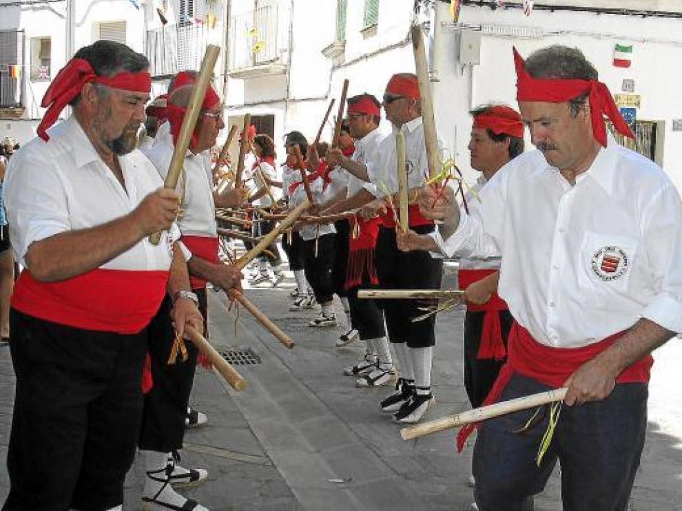 José Guillén y Manuel Campo Vidal, integrados con el resto de danzantes.