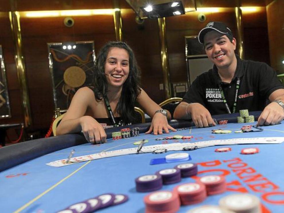 Paula y Daniel, lanzando unas fichas, tras una buena mano. En el Casino de Zaragoza, donde Paula ha jugado varios torneos.