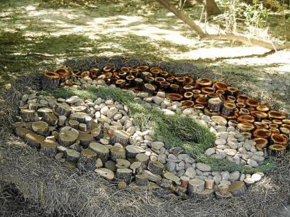 Una de las obras realizada a base de piedras, troncos y paja.