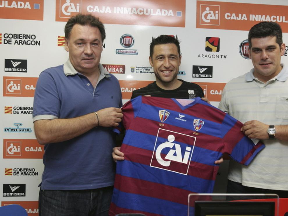 Marcos con su nueva camiseta.