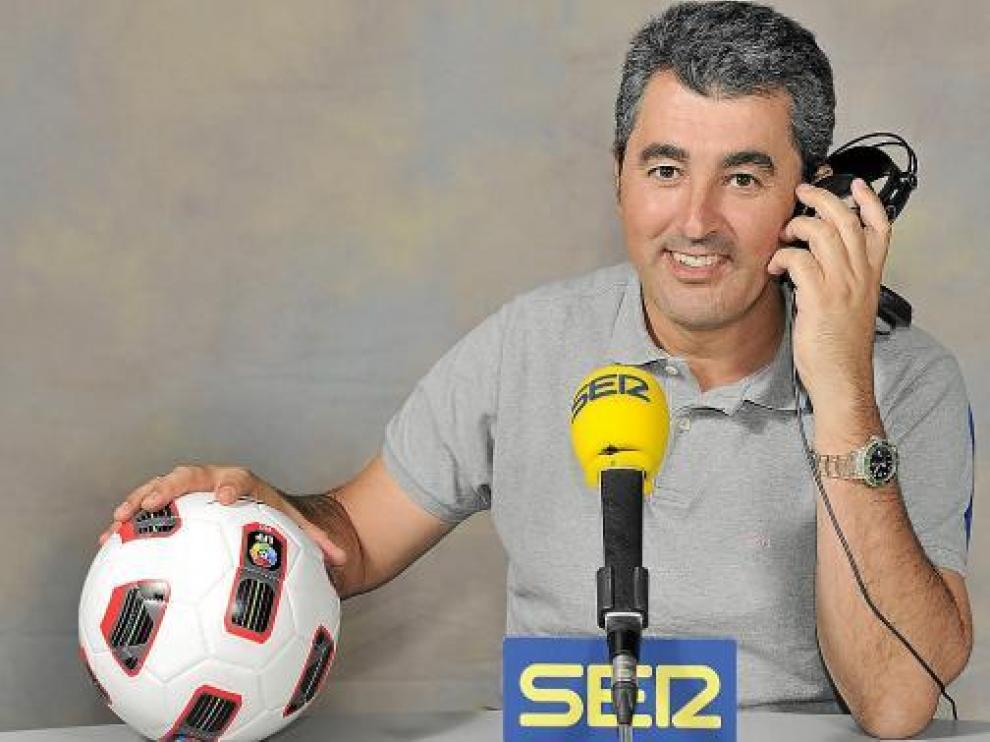 Javier Hoyos, natural de Cantabria, en el estudio de la Cadena Ser, con un balón de la Liga.