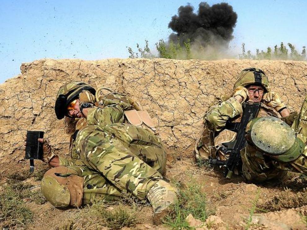 Soldados del primer batallón del regimiento del duque de Lancaster se protegen de las explosiones en Afganistán.