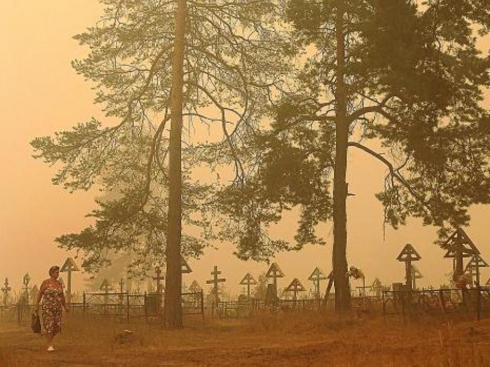 Una mujer camina cerca del cementerio de Beloomut, a 130 kilómetros de Moscú.