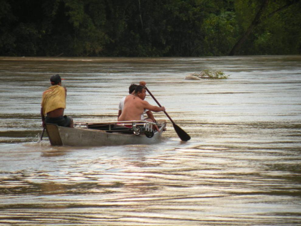 Equipos de búsqueda rastrean el río Tampaón en busca de las desaparecidas.