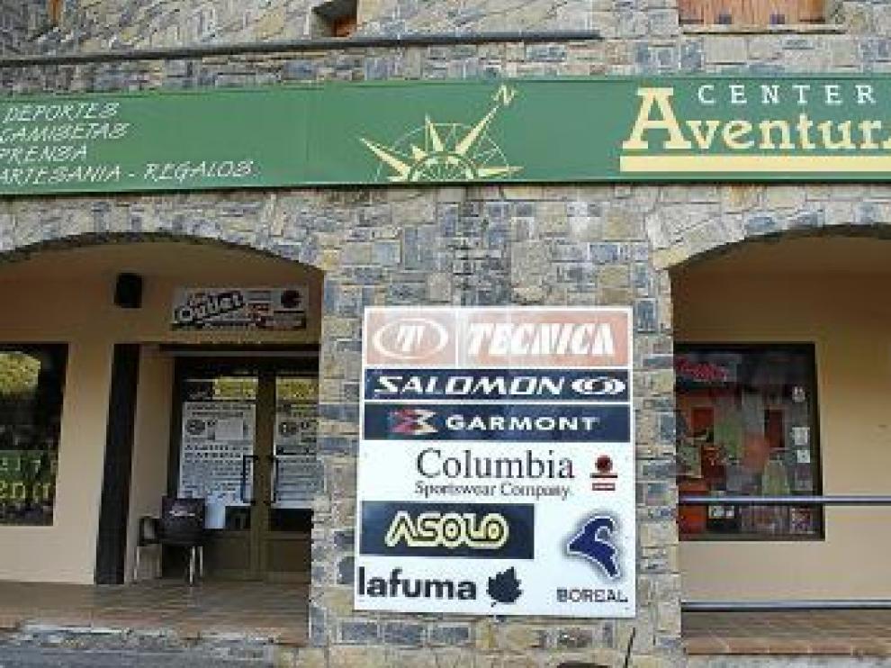 La tienda de deportes del detenido permanecía ayer cerrada.