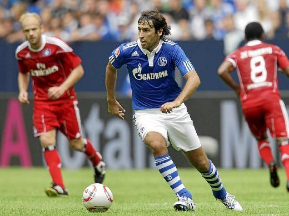 Raúl avanza con el balón, en el partido amistoso que enfrentó ayer al Schalke 04 con el Hamburgo.
