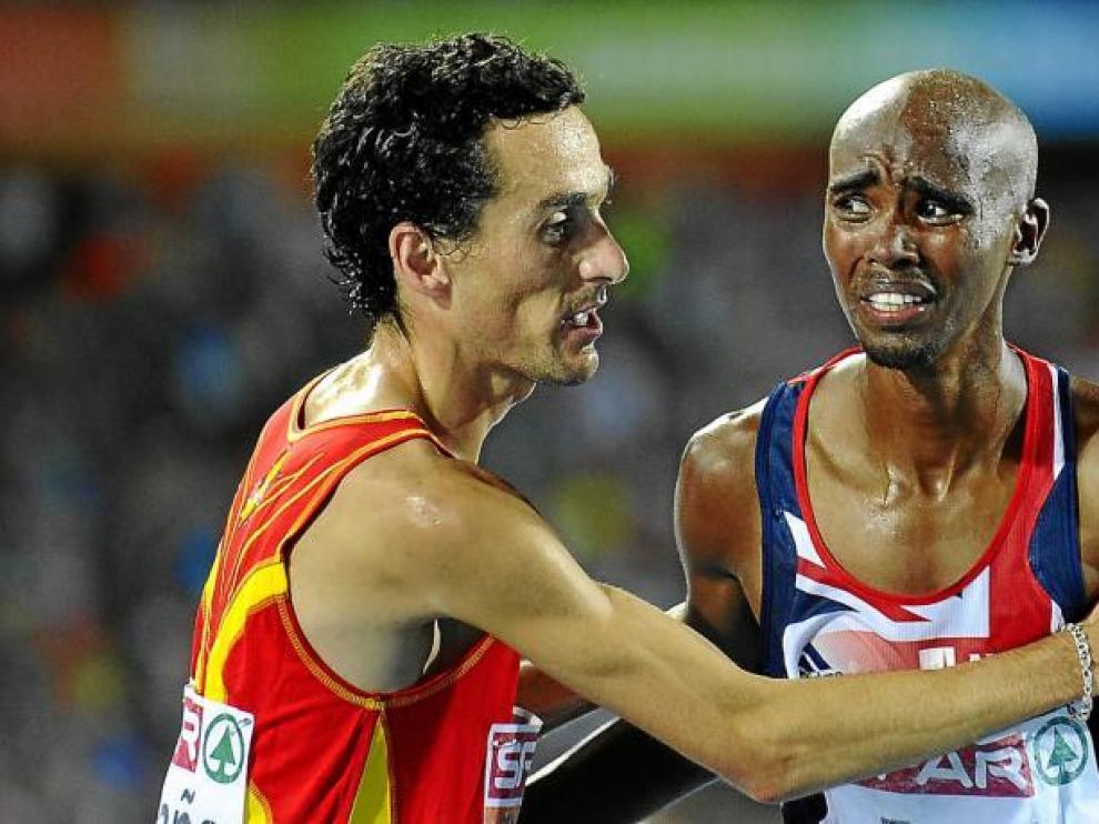 Jesús España felicita al campeón de los 5.000 metros, el británico Mo Farah, nada más finalizar la prueba.