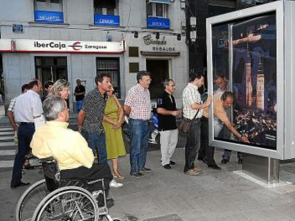 Numerosos vecinos se acercaron a ver los mupis.