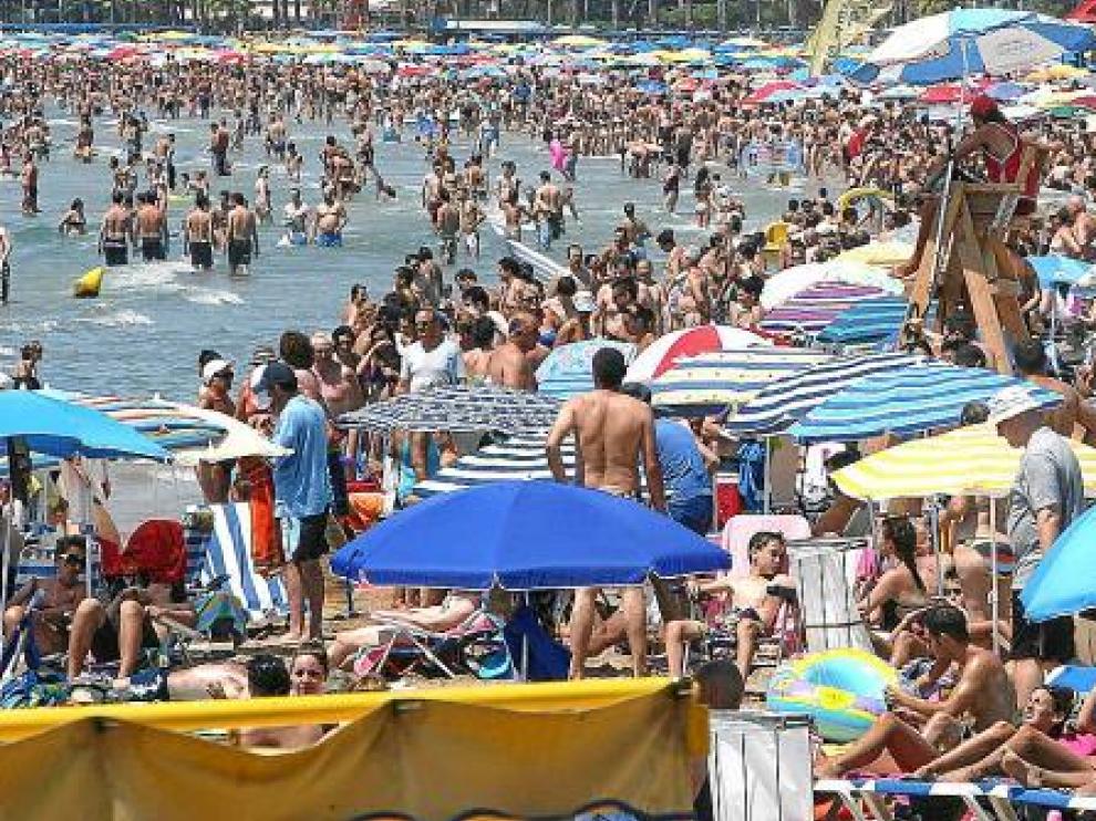 A media mañana de ayer, la playa de Salou estaba abarrotada.