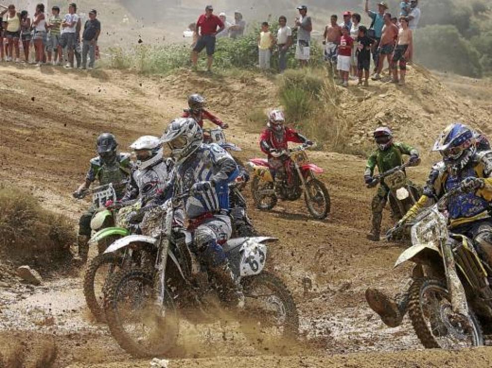 Las motos rugieron sobre la embarrada pista de Tierz para evitar el polvo del trazado.