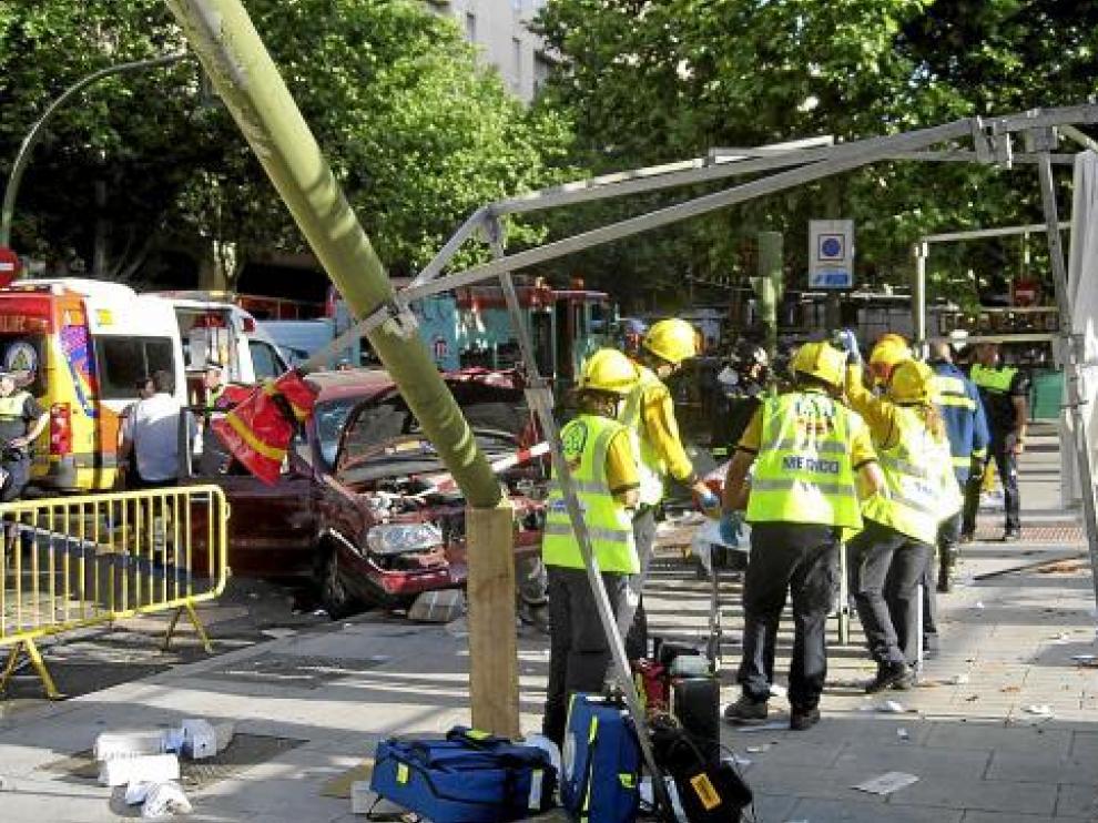 Estado en el que quedó el vehículo tras chocar contra la farola que detuvo su carrera.