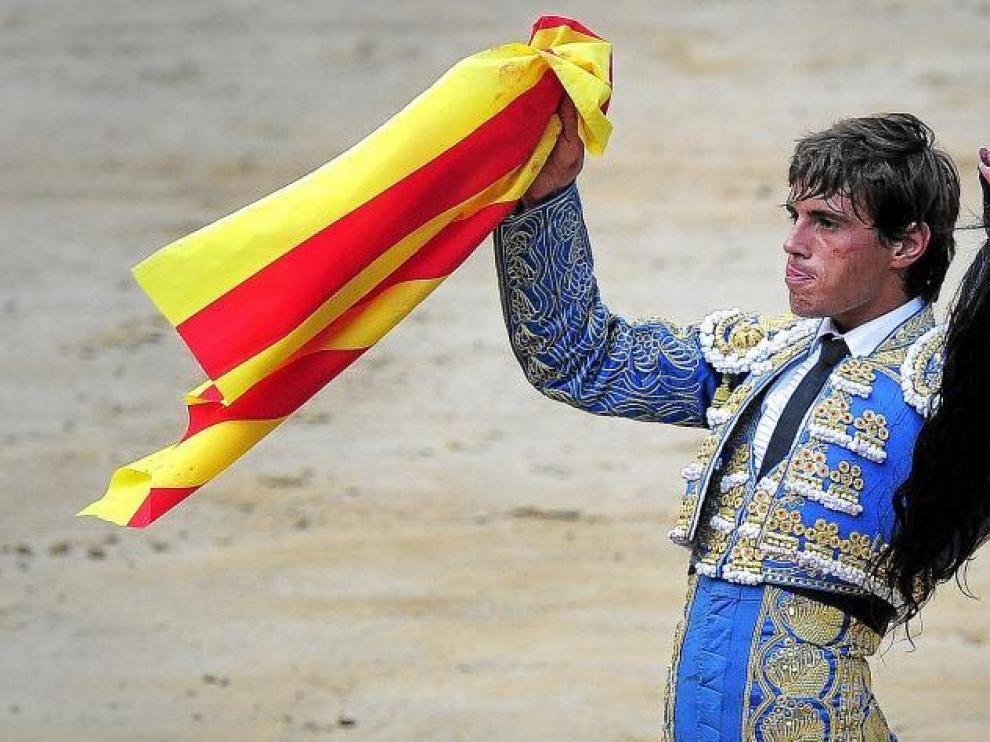 El diestro Miguel Tendero dio la vuelta al ruedo en La Monumental mostrando sus trofeos y la bandera catalana.