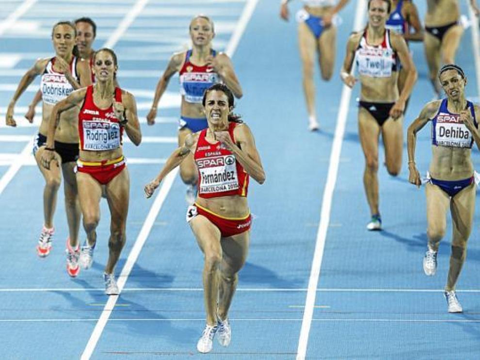 Nuria Fernández cruza victoriosa la meta. Tras ella y a la izquierda, Natalia Rodríguez.