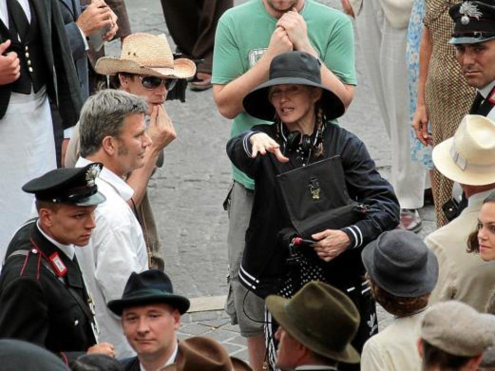 Madonna, de negro y con sombrero, da instrucciones a los actores y extras de la película.