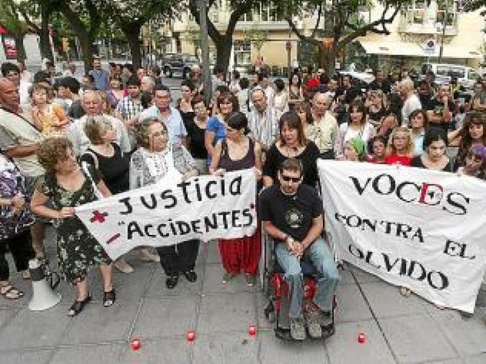 Josan, una de las víctimas, se colocó en medio de las pancartas.