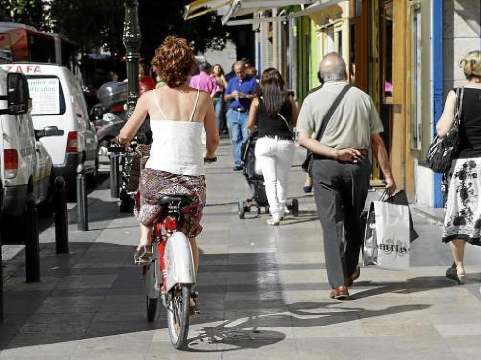 La ordenanza prohibe circular por aceras de menos de cuatro metros, como esta.