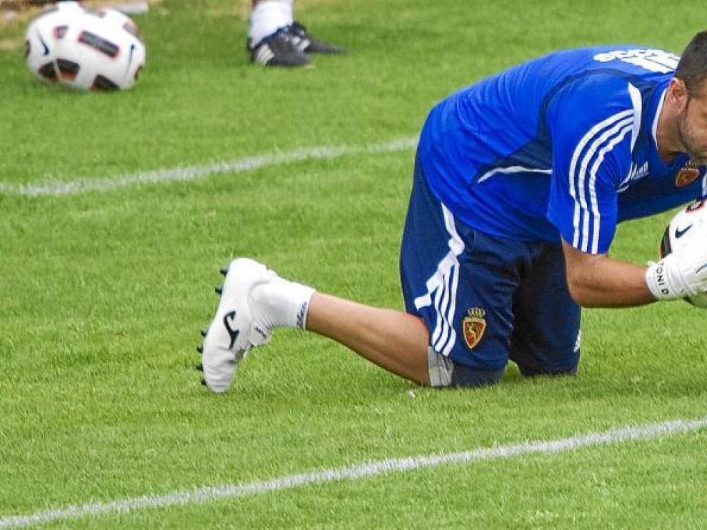 Toni Doblas detiene un lanzamiento, durante el entrenamiento celebrado ayer en la Ciudad Deportiva.
