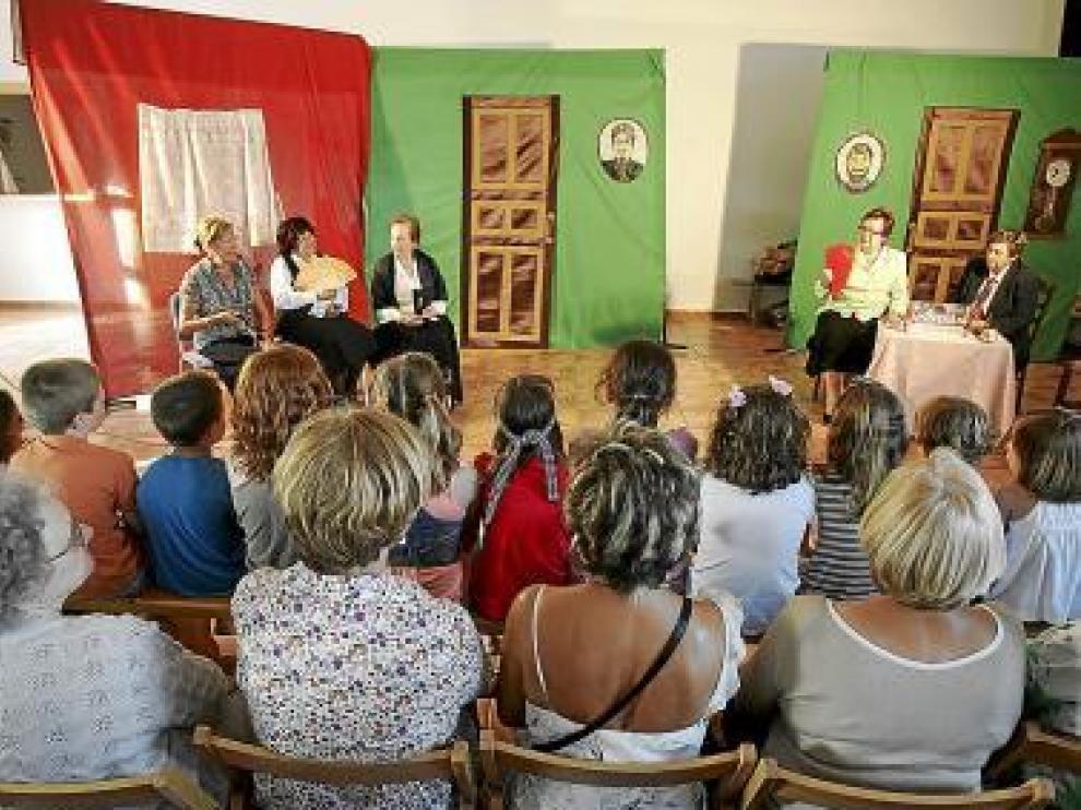 El grupo de teatro hizo pasar un rato agradable a los vecinos.