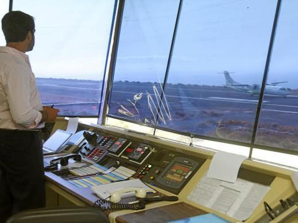 Un controlador observa la llegada de un avión desde la torre de control de La Gomera.