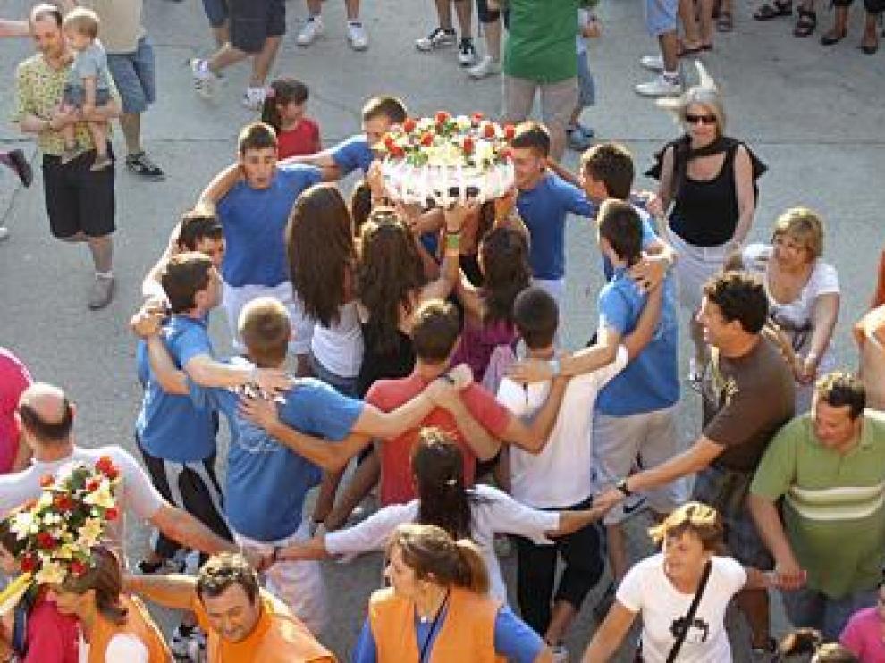 Un momento del baile del roscón en Maleján.