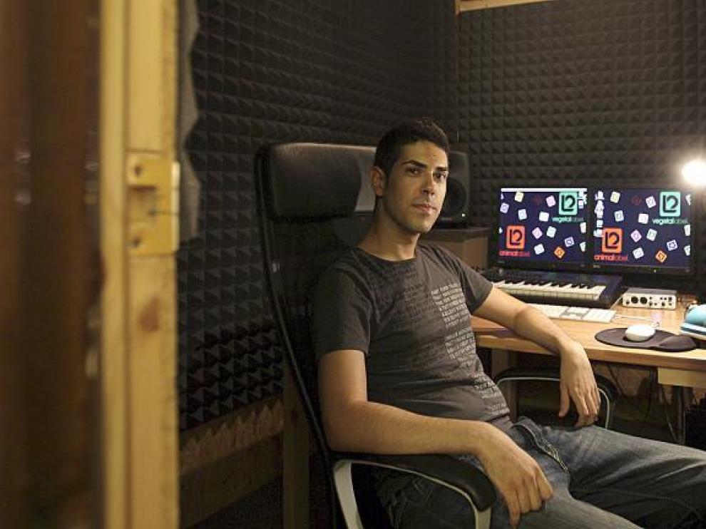 Lorenzo Navarro, ayer por la tarde, en su estudio de grabación de Zaragoza.