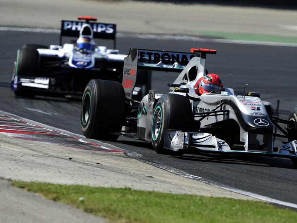 Schumacher delante de Barrichello en Hungría.