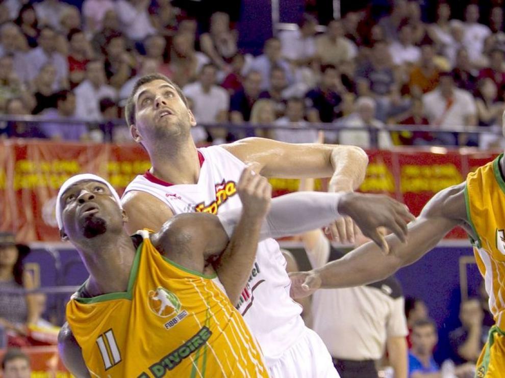 Reyes lucha por un rebote.