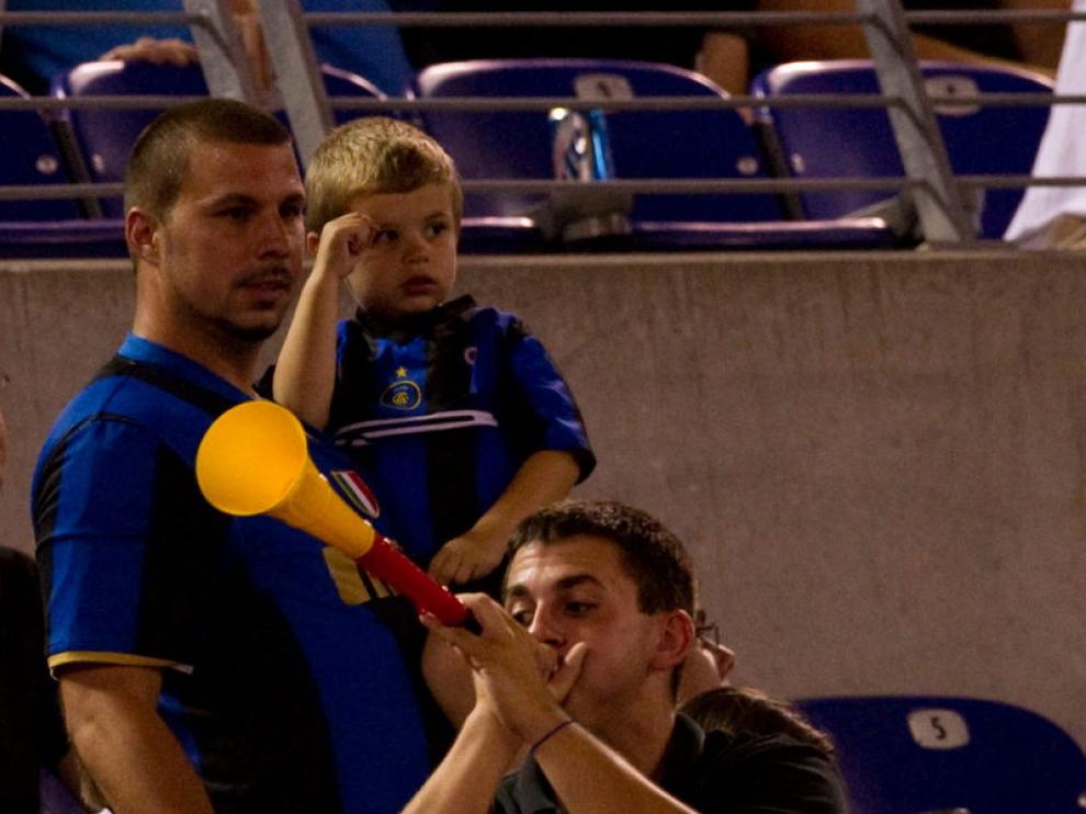 Un aficionado hace sonar una vuvuzela.