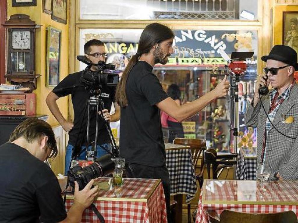 Rodaje del videoclip del músico madrileño Luter, ayer, en el bar La Republicana de Zaragoza.
