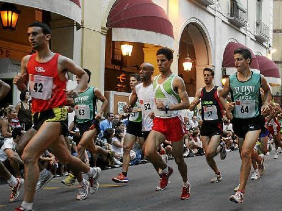 La edición pasada fue carrera del pollo y este año es de la tarta al estilo del país.