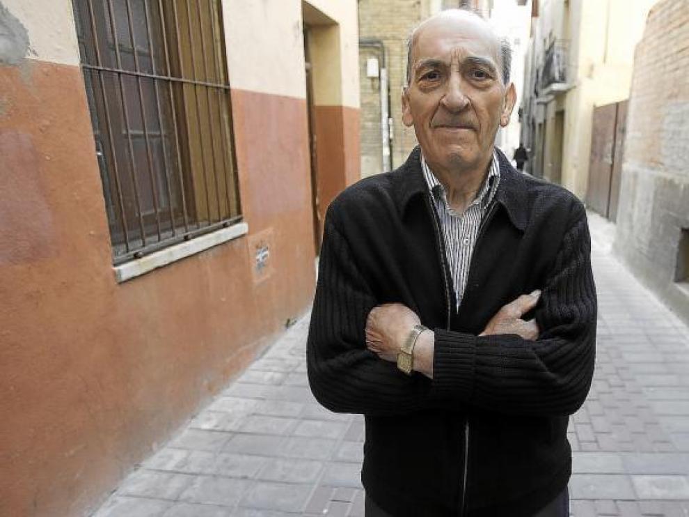 Jesús Godés Roche, en una de las calles del Arrabal.