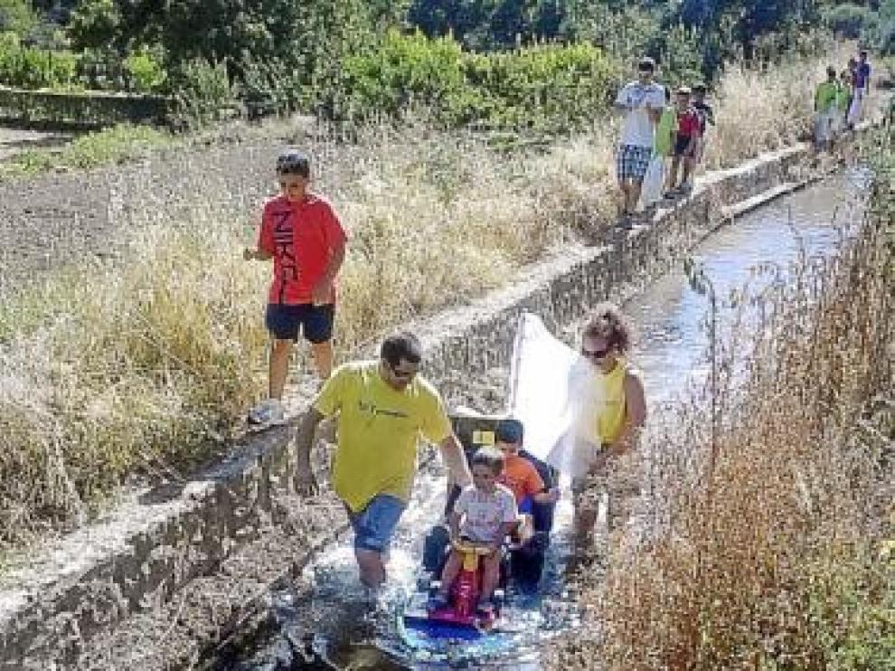 La embarcación ganadora baja la Juaneva.