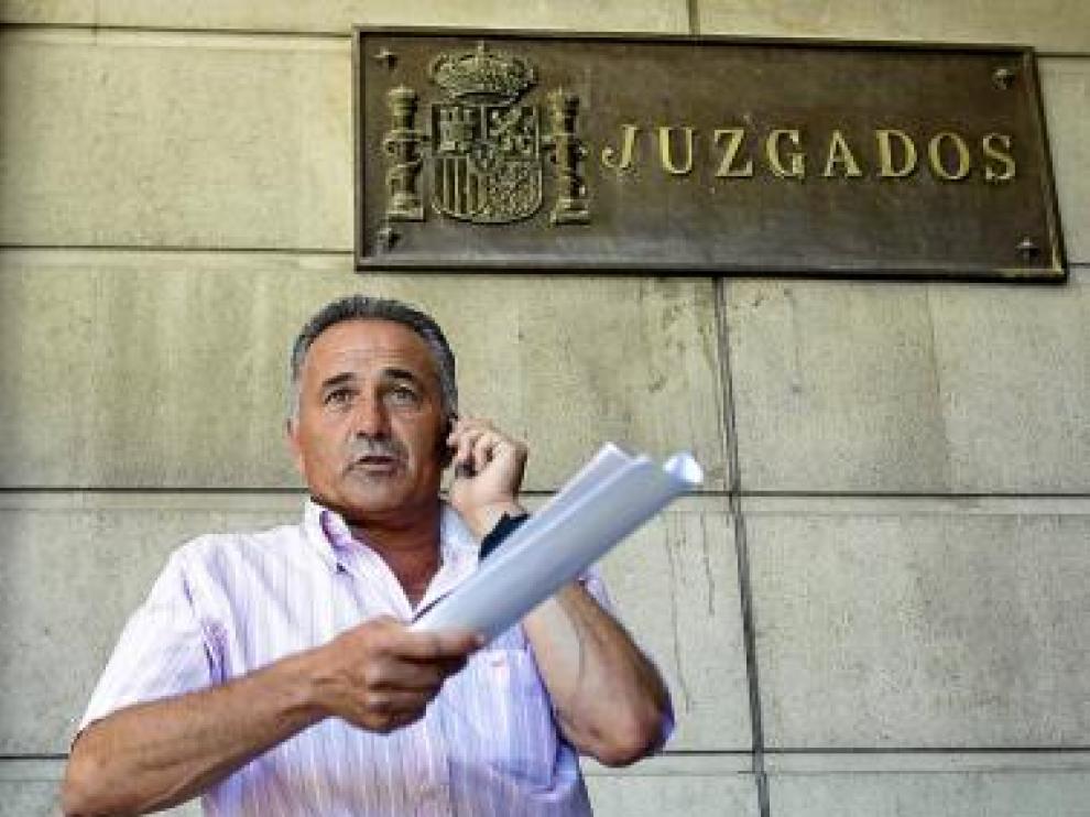 Rafael Gordillo, a las puertas de los Juzgados.