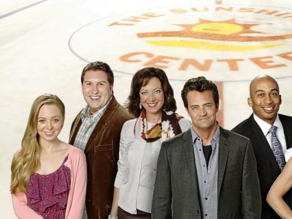 Mathew Perry (cuarto por la izquierda) con sus compañeros en 'Mr. Sunshine'.