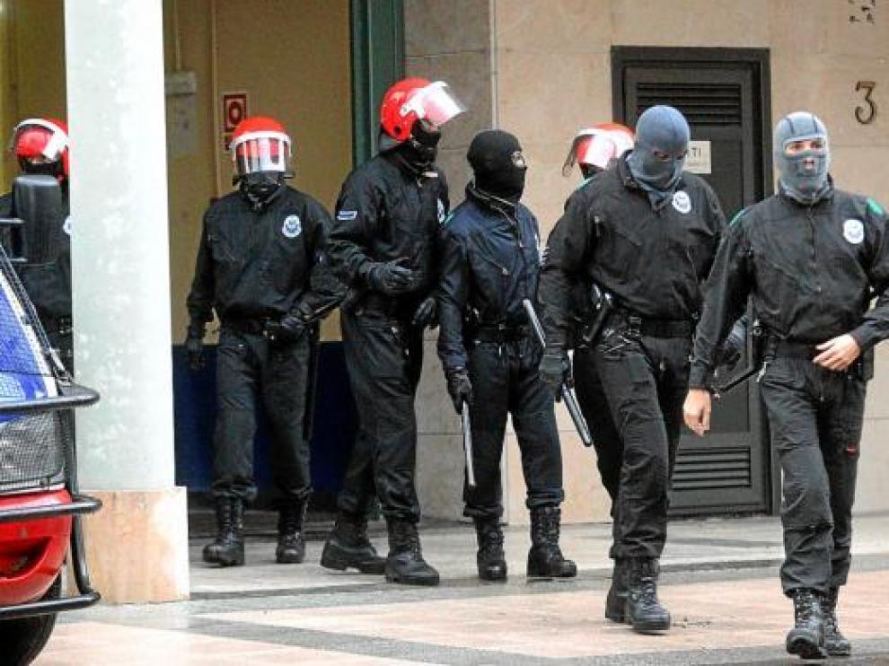 Varios agentes de la Policía vasca salen de la casa donde fue detenida Ezkerra, ayer en Hernani.