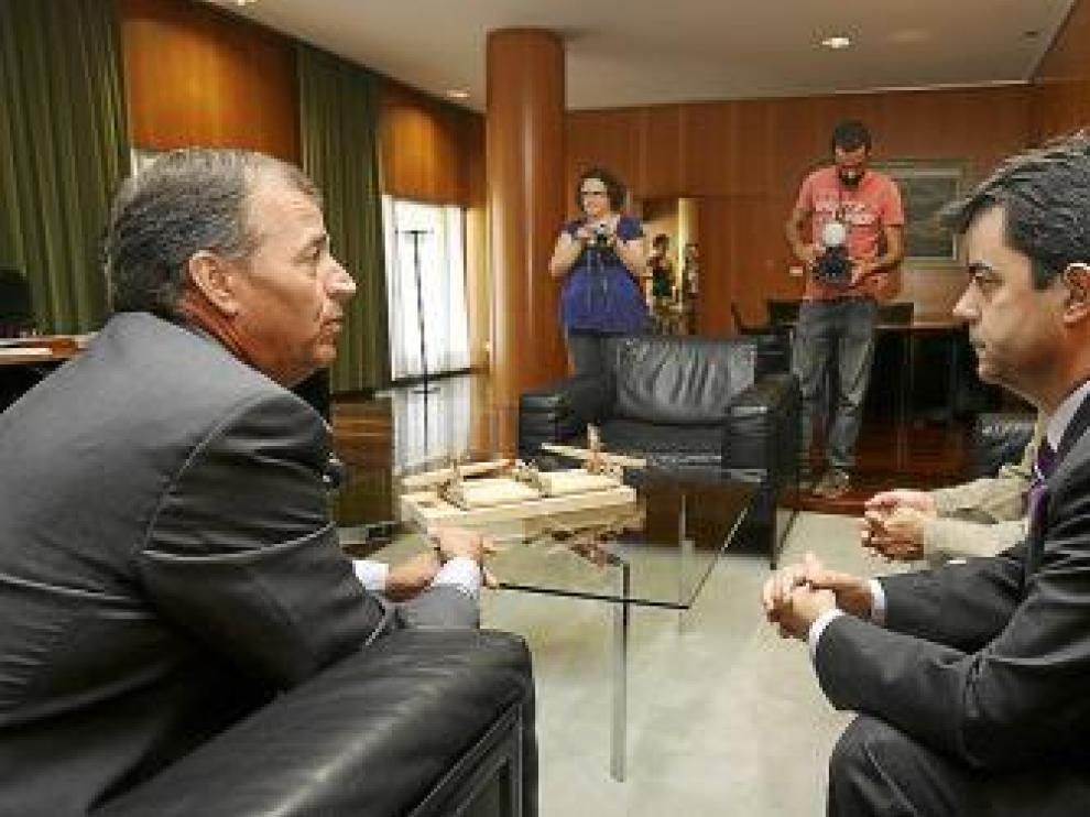 Antonio Cosculluela (I) y Luis Felipe durante la reunión de ayer.