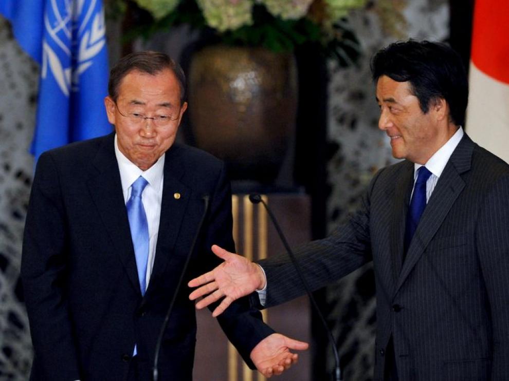 Ban Ki-moon junto al minostro japonés de asuntos exteriores, Katsuya Okada.