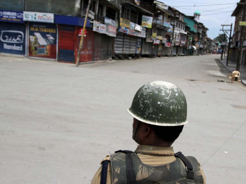 Militar indio patrulla por las calles de Srinagar.