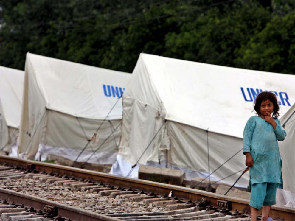 Una niña junto a un campamento de refugiados en Pakistán.