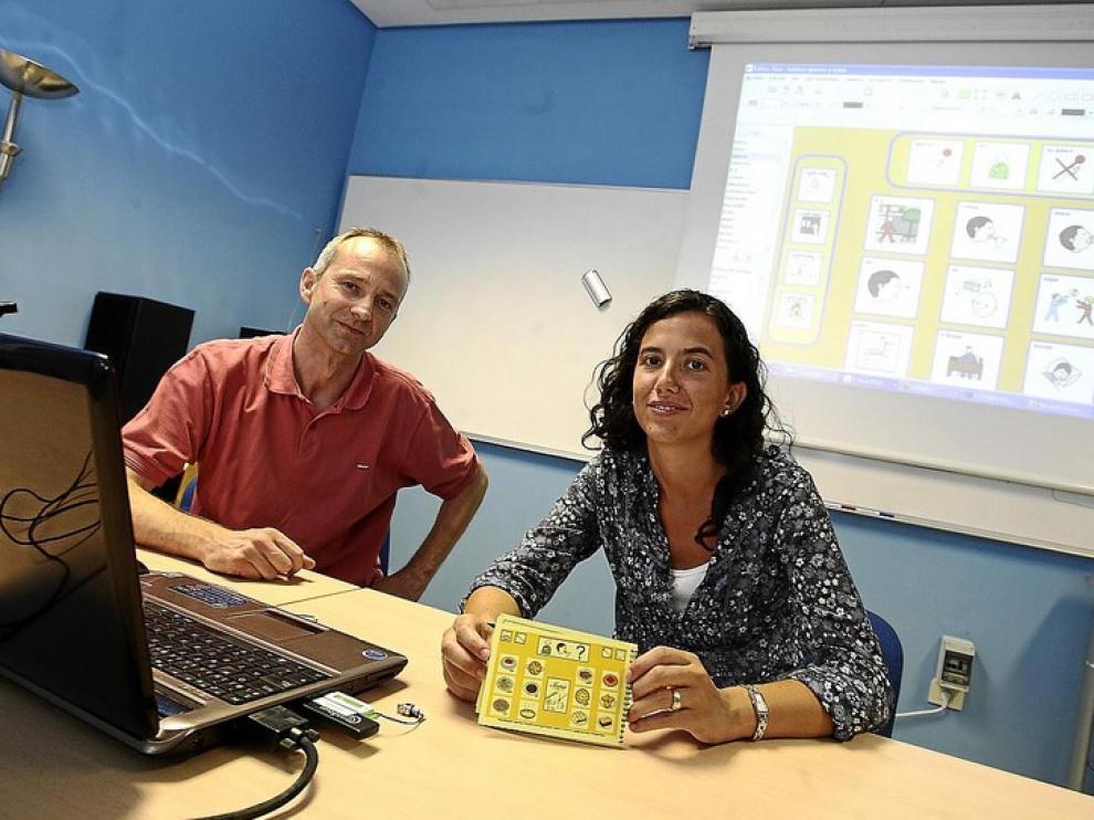 Joaquín Ezpeleta, director del departamento de Informática, y Carolina Palacio, que ha culminado la aplicación dentro de su proyecto