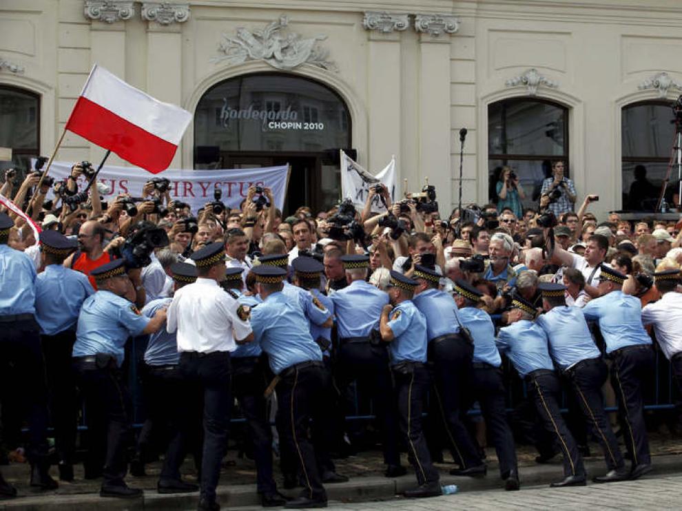 La policía intenta retener el avance de las protestas en contra de la retirada de la cruz del presidente de Polonia fallecido