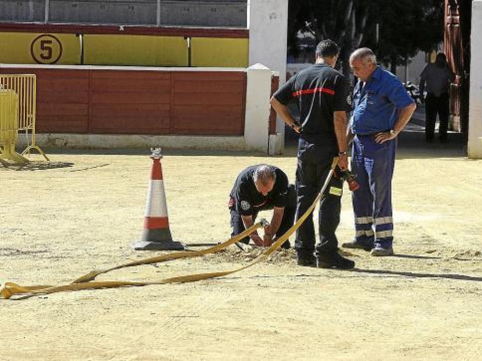 Los operarios municipales trabajaban ayer en la fontanería del coso taurino de Huesca.