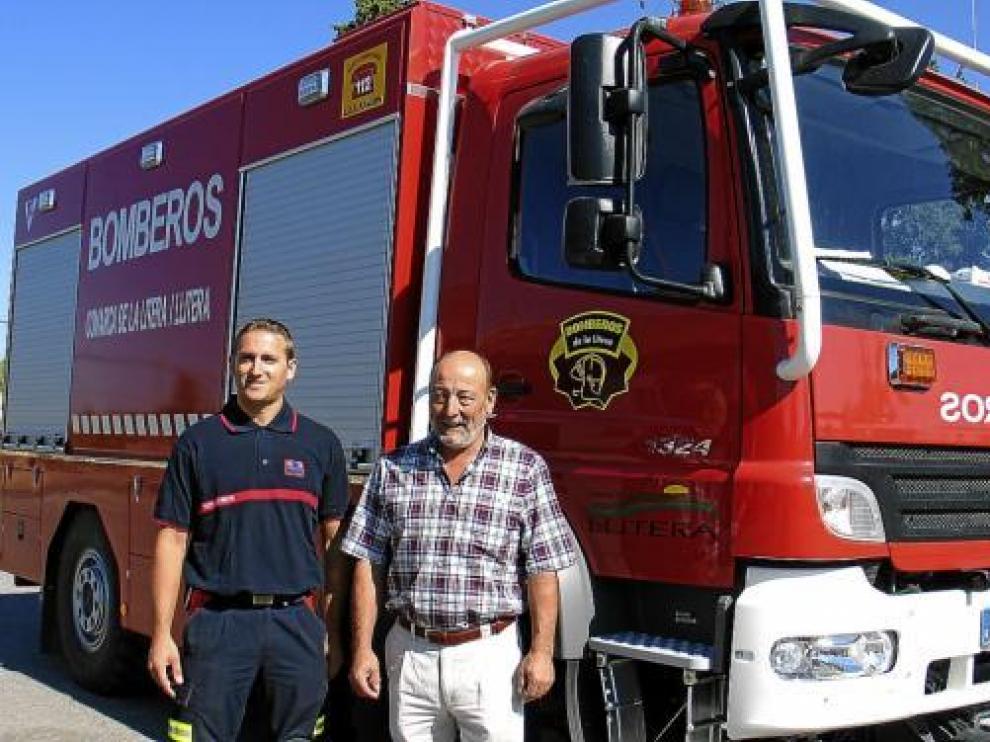 Javier Campos, jefe del parque de bomberos, junto a Josep Chauvell, presidente de la comarca.