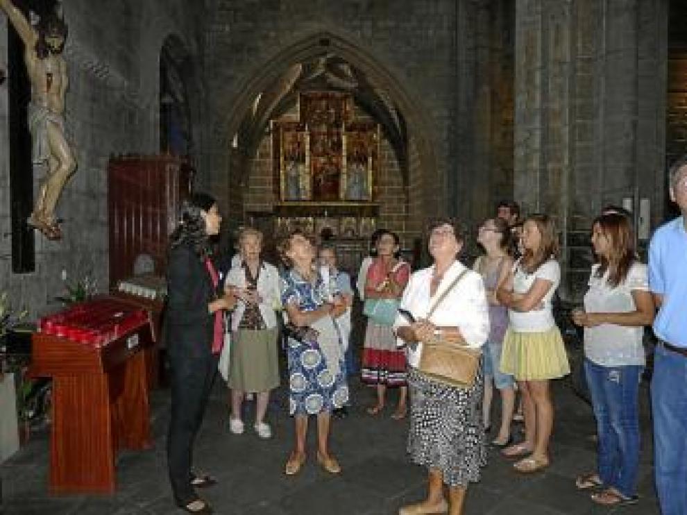 Un grupo de turistas visitan el interior de la catedral de Jaca.