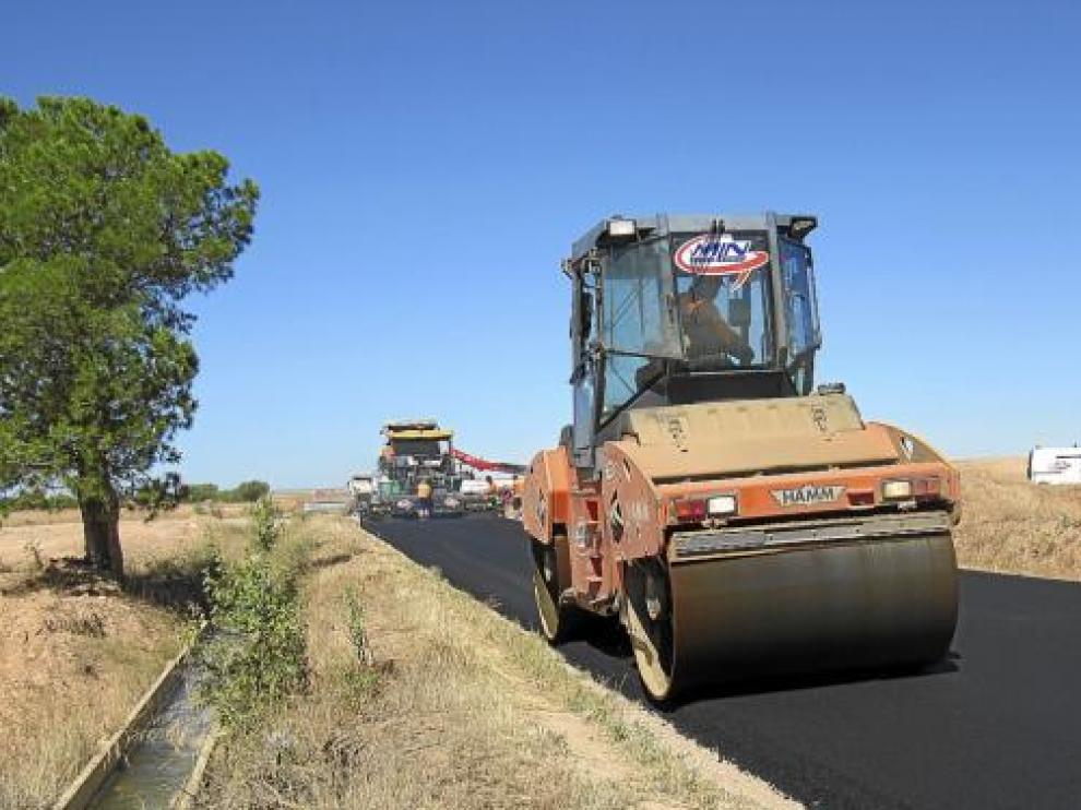 Las máquinas trabajaban ayer aplanando el nuevo firme en la carretera TE-V-7033.