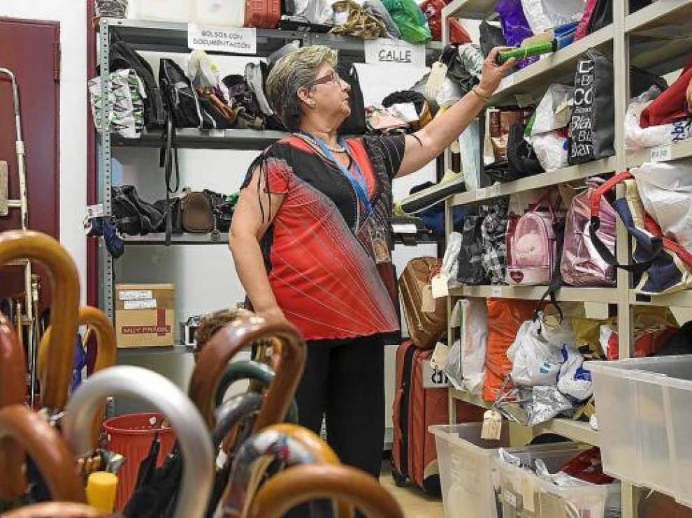 Fina Bordonaba observa algunos de los objetos que se acumulan en las estanterías de la oficina.
