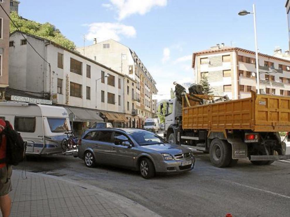 Las obras complican la circulación del cruce de Aínsa, donde se registran atascos.
