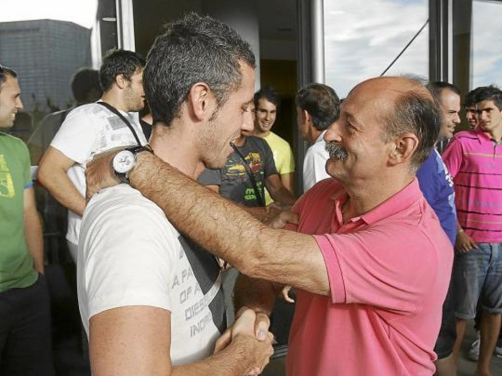 El directivo Jorge Avellanas saluda al acentral Álex Álvarez.